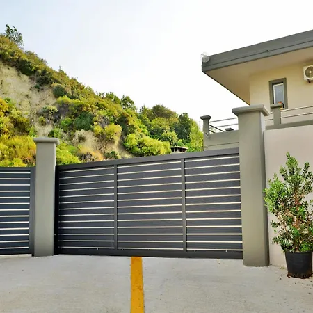 Elegant With Pool & Garden In Eleousis *