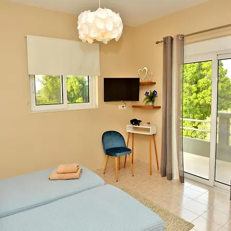 Elegant With Pool & Garden In Eleousis Vilă