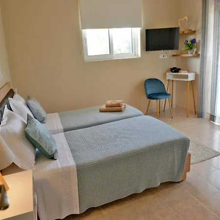 Elegant With Pool & Garden In Eleousis Kalithies