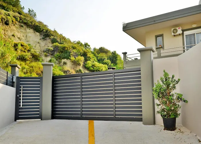 Elegant With Pool & Garden In Eleousis *