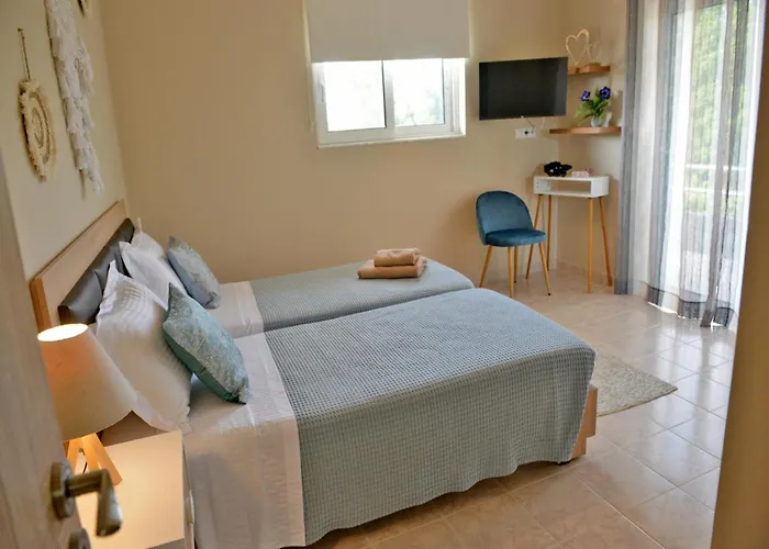 Elegant With Pool & Garden In Eleousis Kalithies