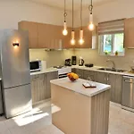 Elegant With Pool & Garden In Eleousis וילה קאליתיאס