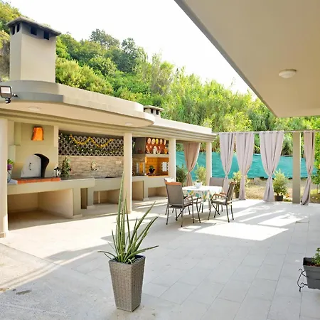 Villa Elegant With Pool & Garden In Eleousis