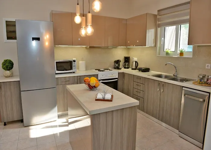 Elegant With Pool & Garden In Eleousis فيلة Kalithies