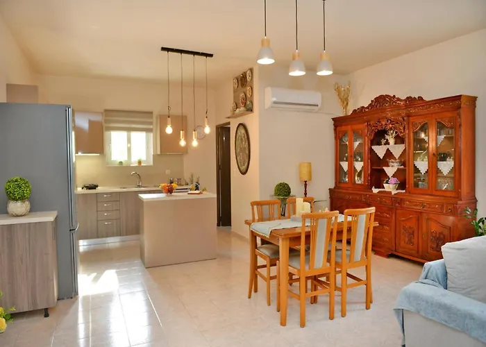 Elegant With Pool & Garden In Eleousis فيلة Kalithies