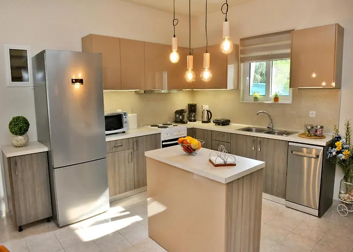 Elegant With Pool & Garden In Eleousis فيلة Kalithies