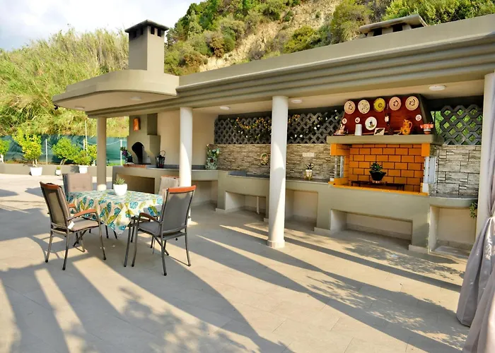 Elegant With Pool & Garden In Eleousis فيلة